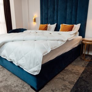 Pilota matlasata patru anotimpuri PureDream 4 Seasons Coneltex, dimensiuni 180x210 cm, dreptunghiulara, culoare alba, umplutura fibra siliconizata antialergica, densitate 550 g/mp, din doua piese - imagine 1